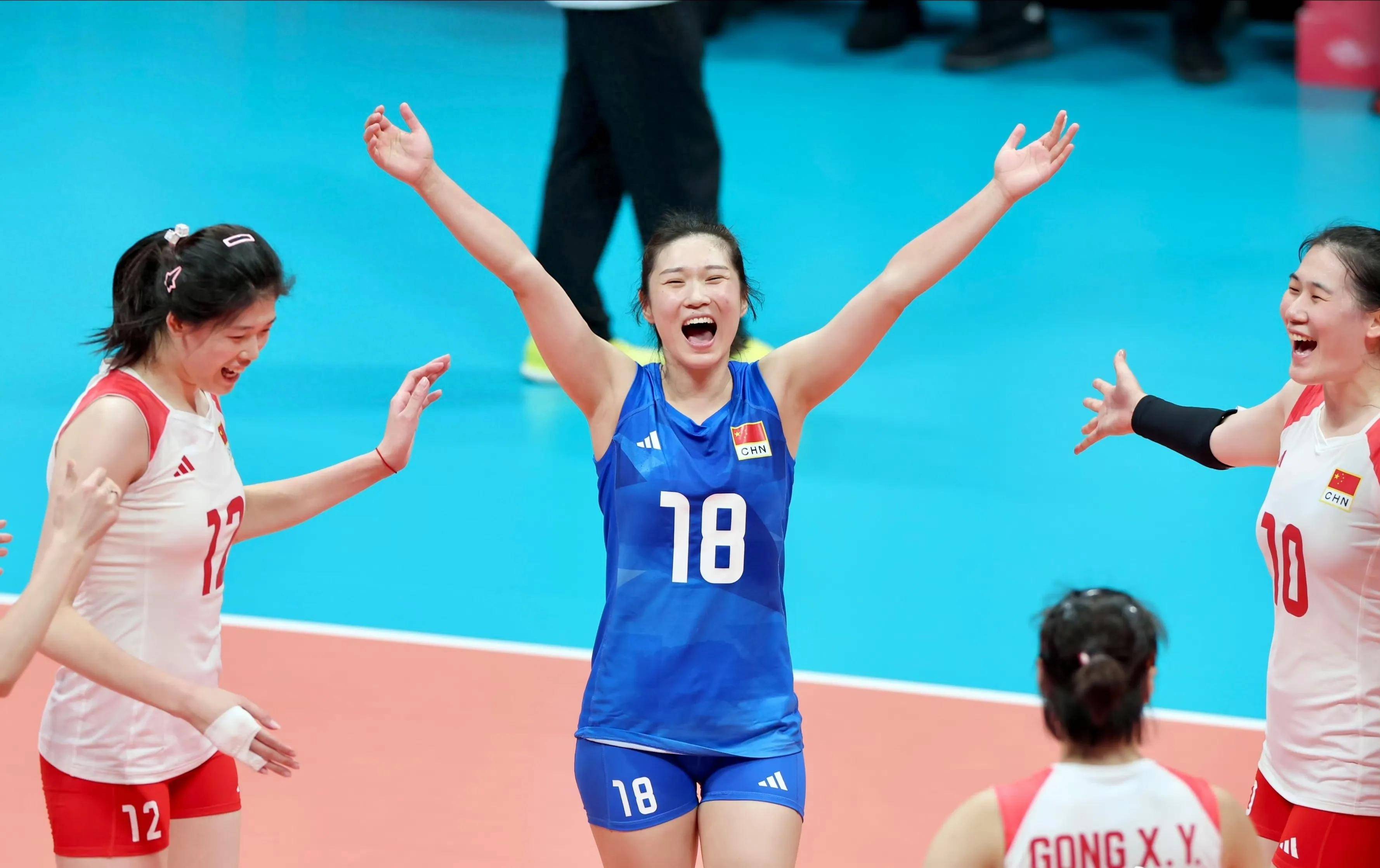 中国女排强势横扫德约科维奇晋级半决赛，状态火热！